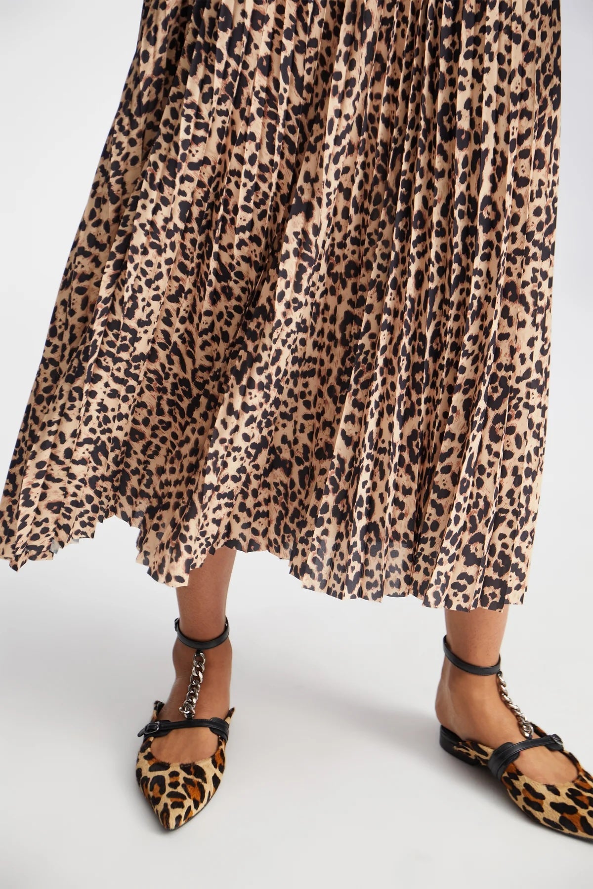 Picture of a leopard print pleated skirt.