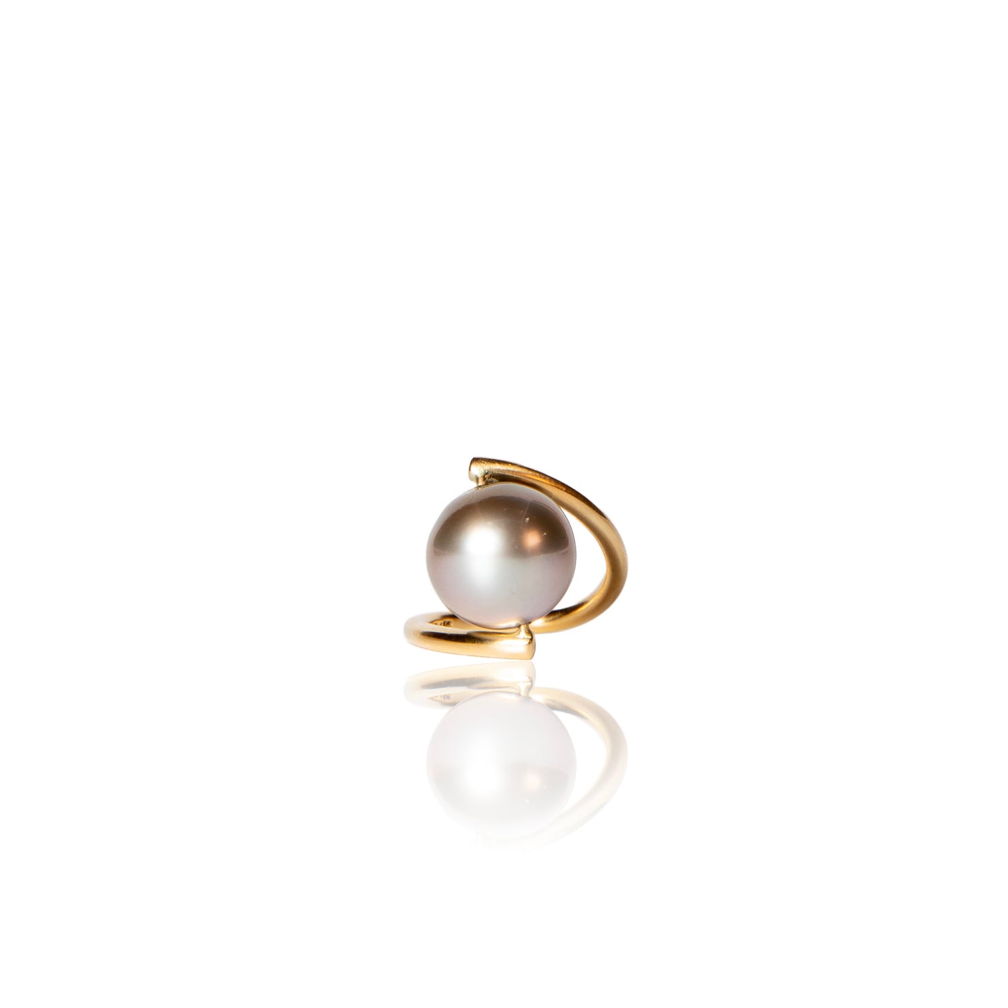 Gray Tahitian pearl ring with gold band