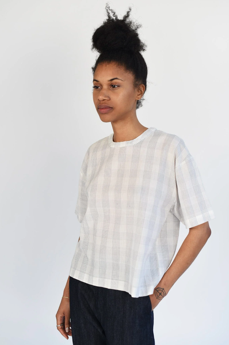 Woman wearing cotton short sleeve top by M.Patmos