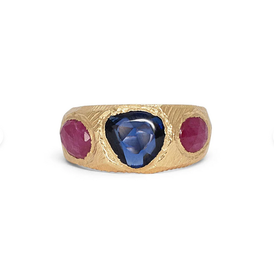 Three Stone Ring in 18k Gold with Blue Sapphire and Ruby