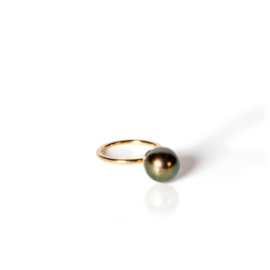 Single Tahitian pearl ring on 18k yellow gold band