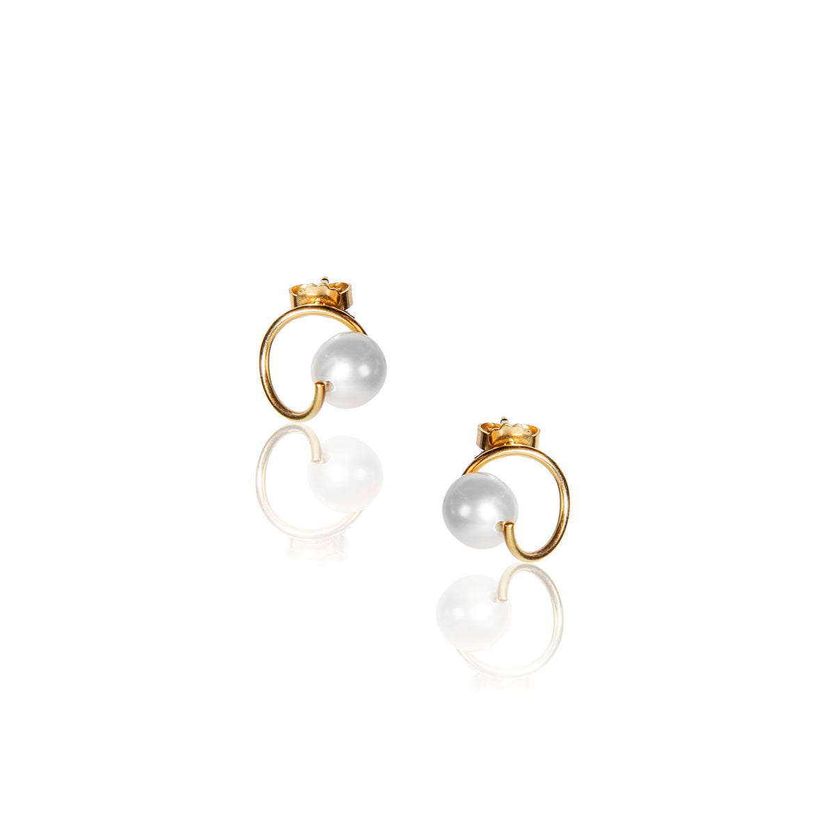white freshwater pearls set in yellow gold twist