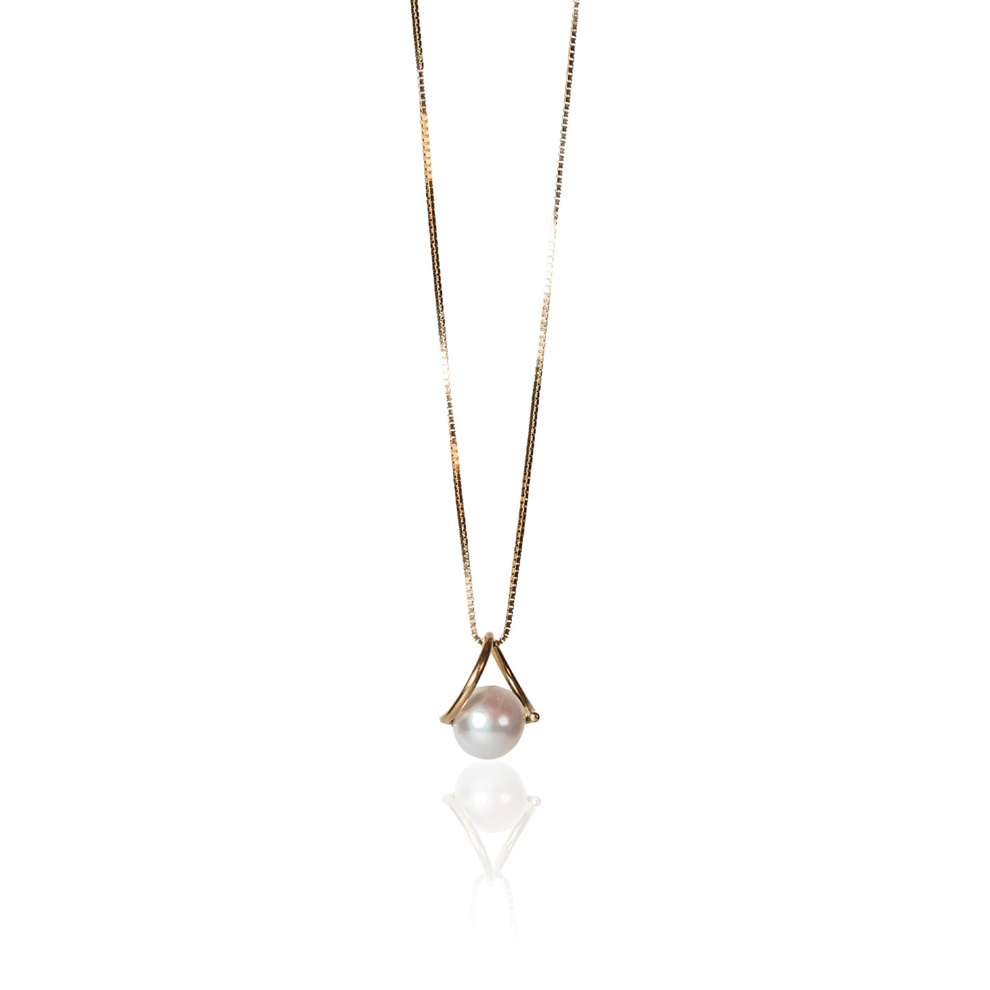 Single freshwater pearl necklace on yellow gold chain