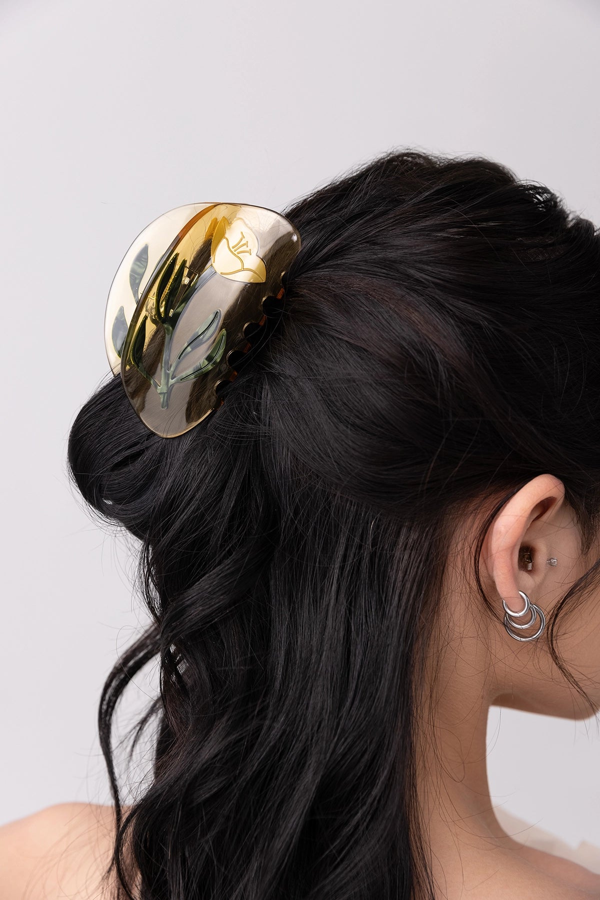 Model wearing a yellow floral claw clip in her hair.